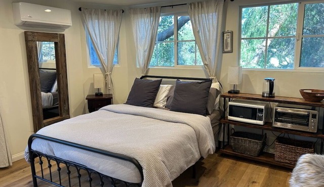 Charming Studio under Majestic Oaks in Beautiful Country Setting