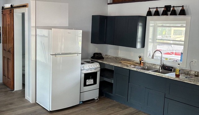 Charming studio with AC on Oneida Lake. Great Fishing, Slip Included. in Constantia