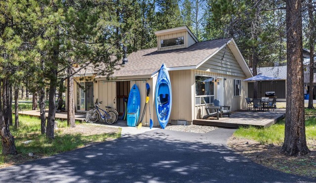 Charming Sunriver Cabin With Deschutes River Access and Proximity to Cascade Lak in Sunriver