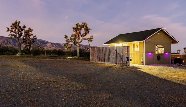Charming tiny house w/hot tub, grill and desert views in Piñon Hills