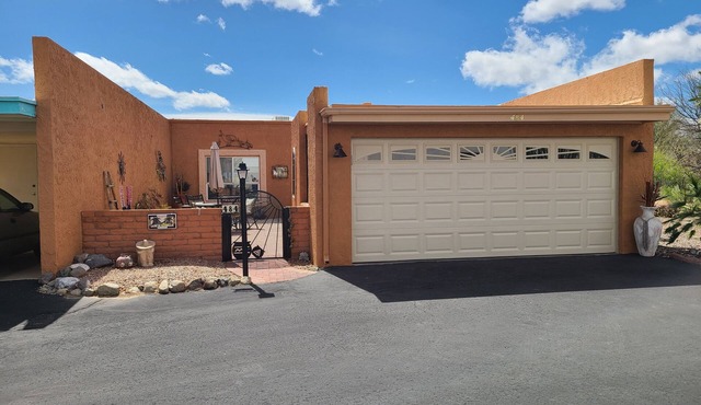Charming townhome with AC in Green Valley. Utilities and wireless WI-FI incl.