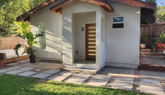 Charming 1-bedroom house in fabulous La Crescenta-Montrose with WiFi, AC