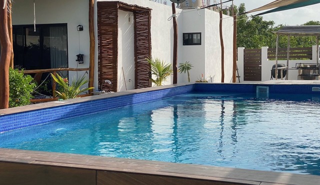 Cheerful 1 bedroom house w/pool and much more!
