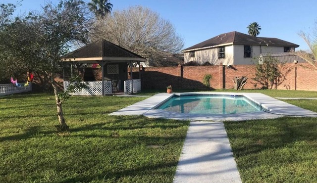 Cheerful 4-bedroom with pool, Gazebo, Nature Lovers, SPACE-X, SPI, City Center