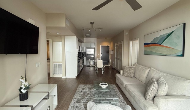 Chic 2BD/2BA Apartment Near The Grove with Parking