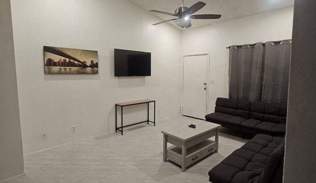 Chic 2BR Oasis: Prime Locale!