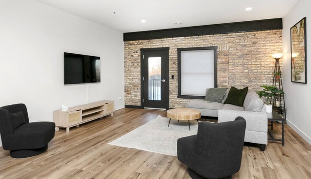 Chic Condo in the Beautiful Rail District!