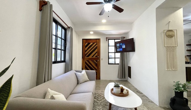 Chic House W/Ocean View. KING Bed. FREE WIFI. AC. Serene Patio