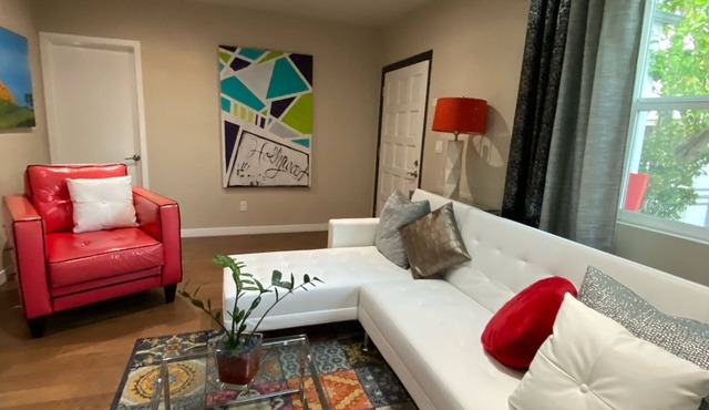 Chic Modern 2bed2bath house 195 p nt West Hollywood min 30days min/60days max