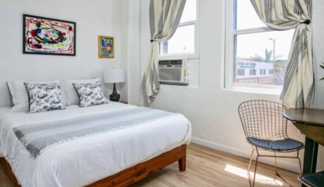 Chic Studio Perfect for 2! Near DTLA!