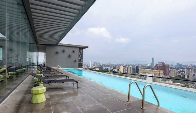 City-view retreat w/bikes, pool & resort access