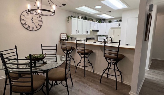 Clean and Comfy! Close to Lake+ London Bridge 2bdrm 2 Bth Kitchen, Pool+Hot Tub