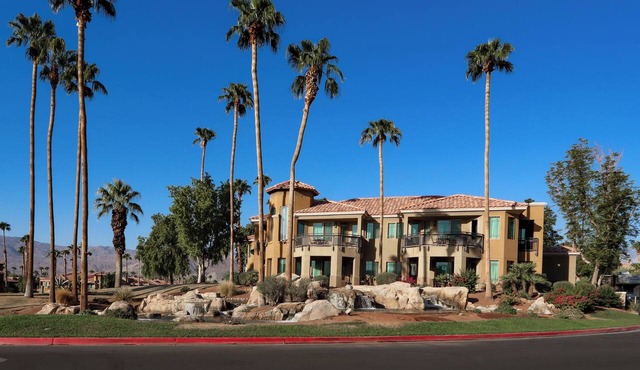 COACHELLA Marriott's Desert Springs Villas Kitchenette, access to resort