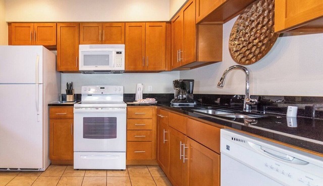 Coachella shuttle, Lazy River: 3 x 2BR in resort