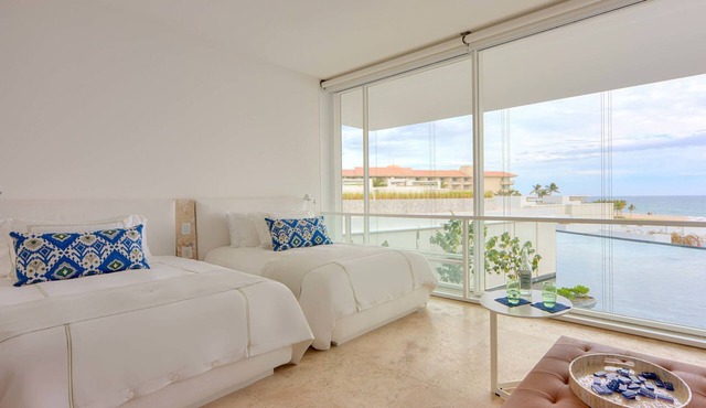 Coastal Comfort: Fully-furnished Villa with Private Pool, Oceanview and Kitchen!