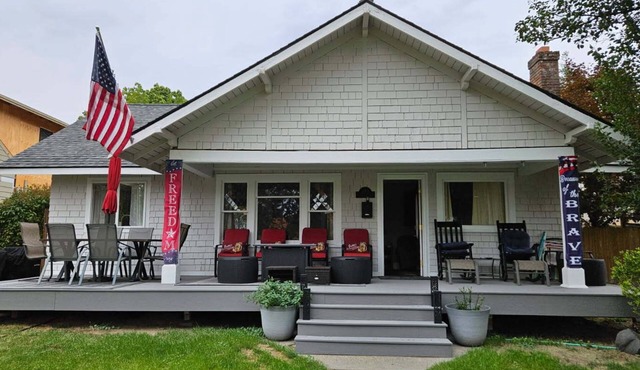 Coeur d'Alene's Famous Lakeshore Cottage steps to Sander's Beach & Tubb's Hill!