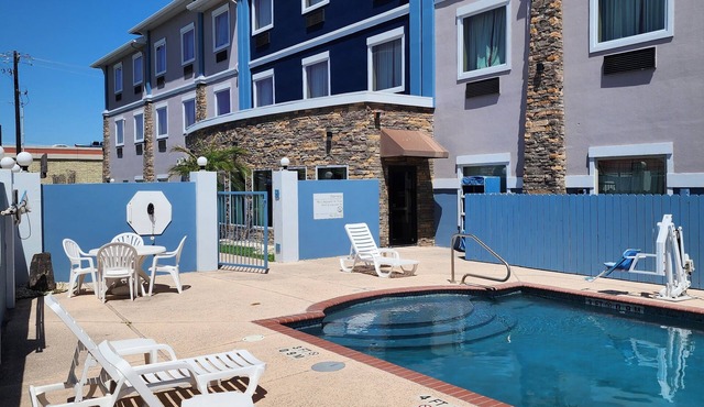 Comfort Inn & Suites Donna near I-2