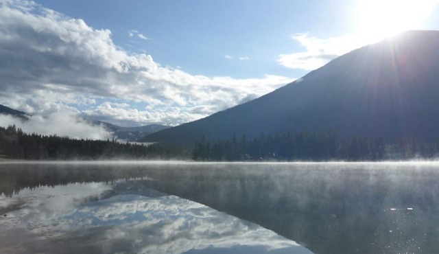 Comfortable 3 bedroom 1 bath Cabin, walk to the lake at the Public boat launch.