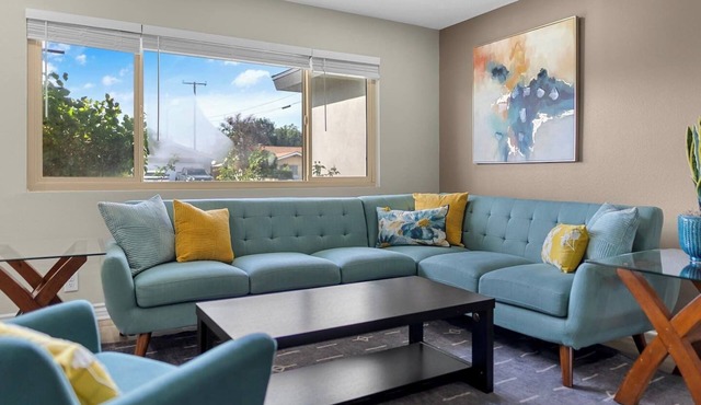 Comfortable 3BR home in Loma Linda with three queen beds, two workspaces, fast Wi-Fi, in-unit laundry, garage parking, and a back patio. Ideal for insurance housing, corporate groups, medical professionals, and 30+ day stays.