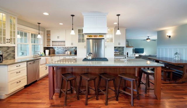 Comfortable and Luxurious Beach Home, Steps away from the Sand and Surf