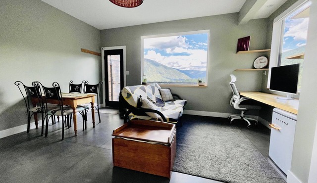 Comfortable lodging close to Whitewater & town