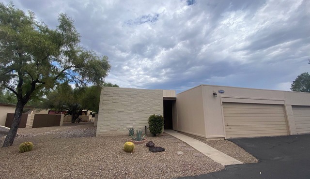 Comfortable relaxing townhome, conveniently located for biking and hiking!