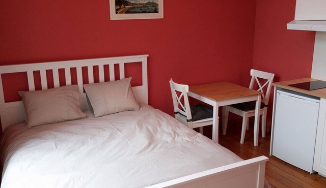 Comfortable studio 10-15 min by metro to City Centre & university