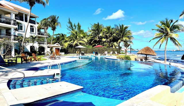 Condo #121 at Caribbean Reef Villas - OceanFront, huge pool for families/couples