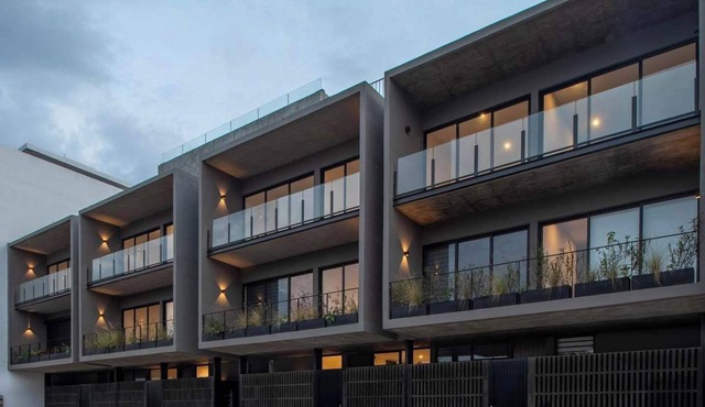 Contemporary New Apartment, 9 minutes walking from the beach. Marina roof views.