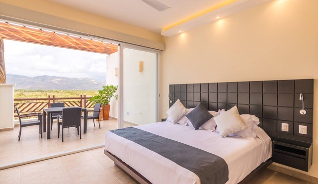 Contemporary Studio Suite w/Resort Amenities & Steps from the beach!