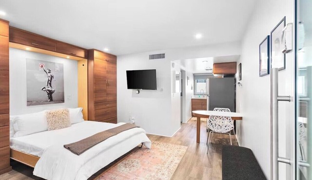 Contemporary Studio in DTPH with Pool