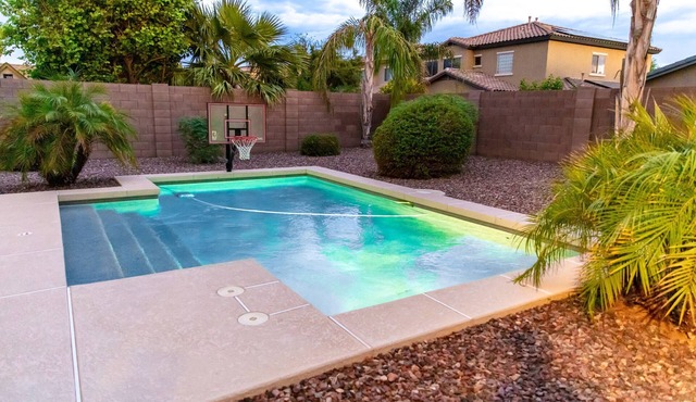 Contemporary yet Cozy Getaway. 3 bed, 2 bath, Pool