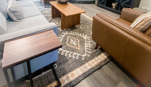 Convenient And Quiet! Stroll to restaurants & shopping