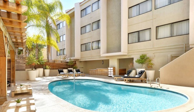 Convenient Stay, Superb Location! 4 Family-friendly Units, Dogs Allowed, Pool