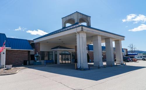 Coratel Inn and Suites By Jasper Lacrosse