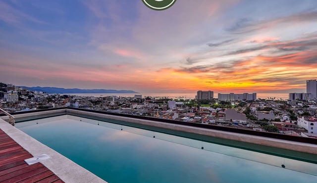 Corner 2 BR Condo - Rooftop Pool with Oceanview