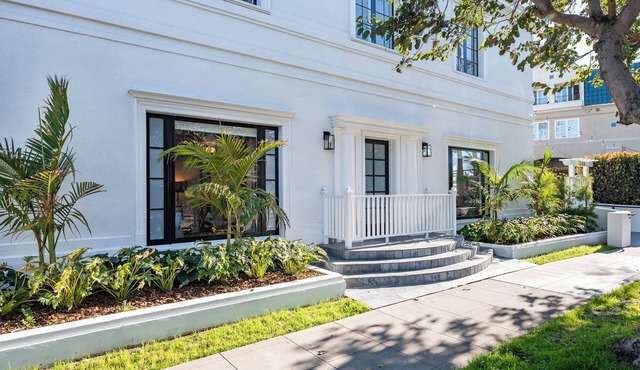 Coronado Crown Villas | Yard & Hot Tub