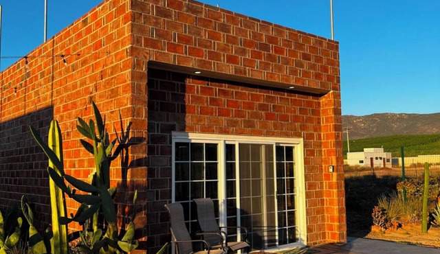 Cozy 1-bedroom cabin in pleasant Tierra Santa with AC