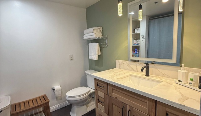 Cozy 1-bedroom condo in tranquil Henderson with fitness room, AC