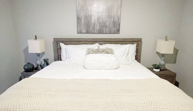 Cozy 1-bedroom condo with 1 car garage in beautiful Scottsdale