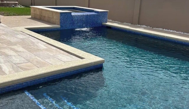 Cozy 1-bedroom house in gorgeous Edinburg with private pool and spa