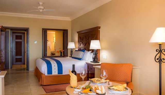 Cozy 1-bedroom resort with AC, WiFi in enchanting Cabo San Lucas
