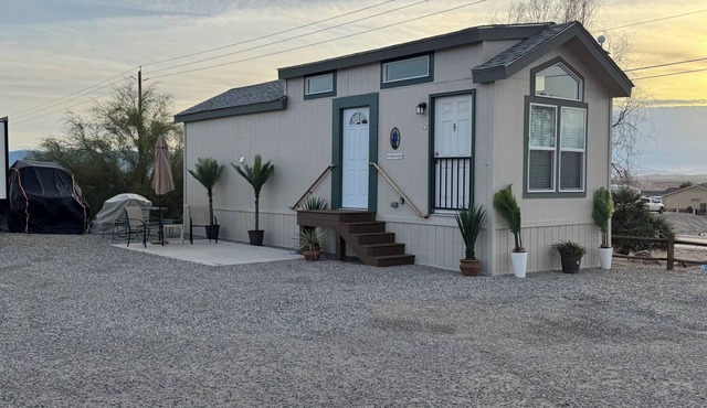 Cozy 1-bedroom cottage in beautiful Lake Havasu with AC, located in premium HOA
