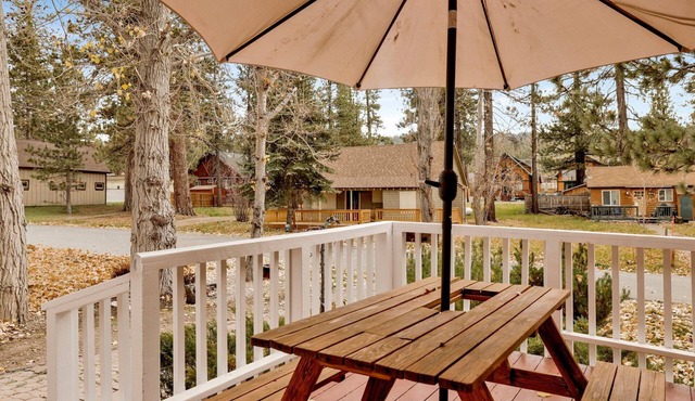 Cozy 1-Story Retreat: Walk to Village, Wood Fireplace, Pet-Friendly & Gas BBQ