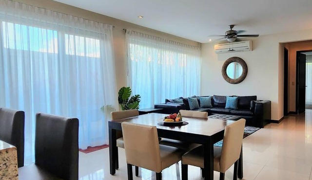 Cozy 1be/1ba on 12 street gym+pool+100mbps internet