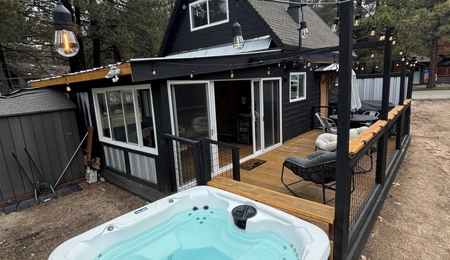 Cozy 2-bedroom cabin in charming Green Valley Lake with Jacuzzi, AC, EV Charger