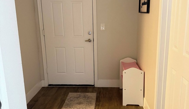Cozy 2-bedroom apartment with AC in soothing Glendale