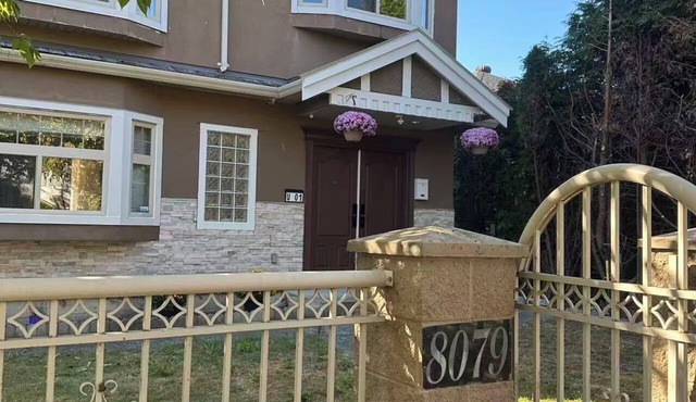 Cozy 2BR in West Side Kitchen & Living in Vancouver