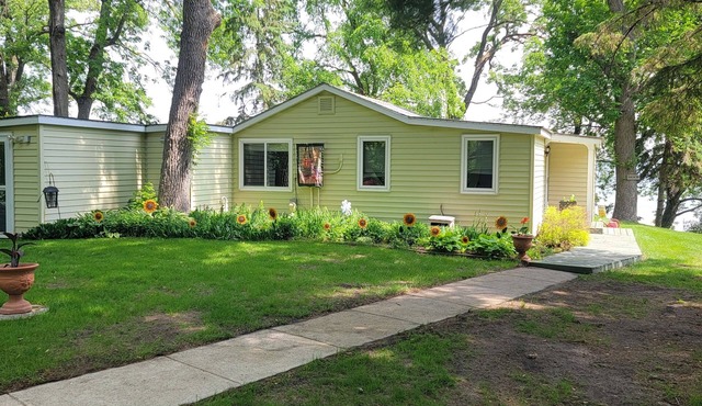 Cozy 3-bedroom cabin in wonderful Perham with WiFi, AC and great fishing!