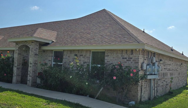 Cozy 3-bedroom condo with by the Mercedes Premium Outlets.